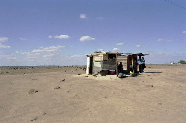 A small kiosk on the side of the road sells some vegetables, oil and other goods. (K. Schatz 2003)
