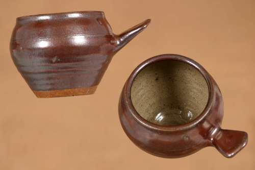Soup pot with handle by Winchcombe Pottery