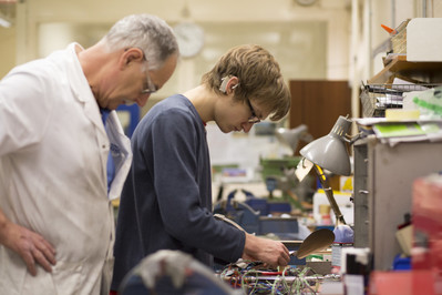 Image of a student and a supervisor in a lab